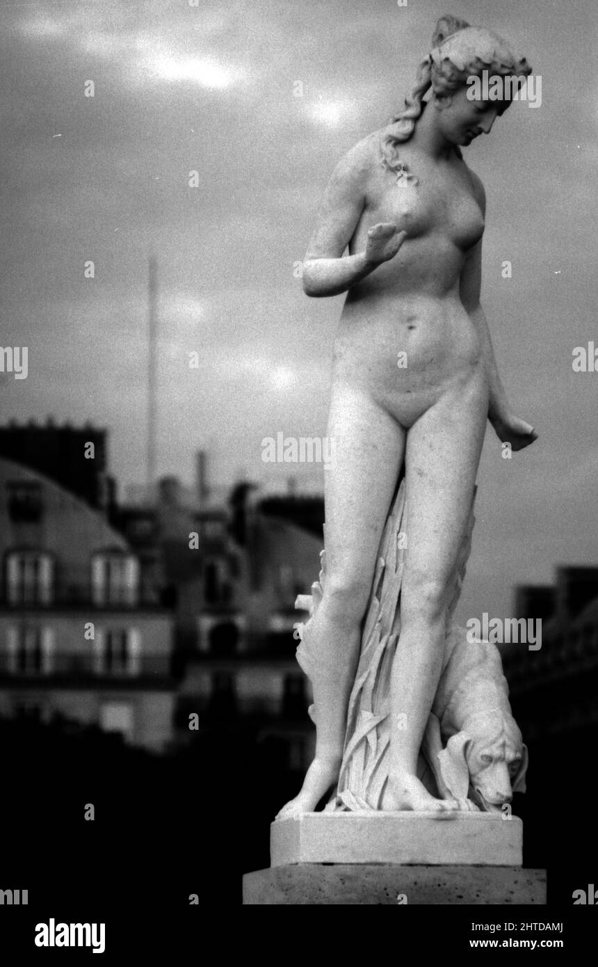 Photo en niveaux de gris de la sculpture en marbre Nymphe de Louis Auguste Leveque Banque D'Images