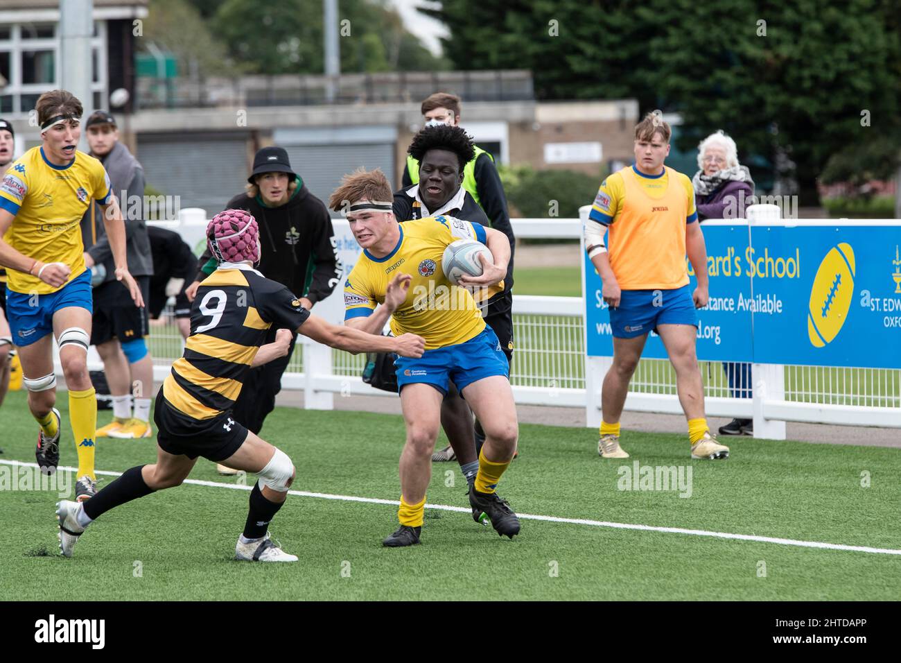 Gosforth Academy jouant en jaune et bleu contre City of Oxford Collage au club de rugby de Leicester Forest. Angleterre, Royaume-Uni. Banque D'Images