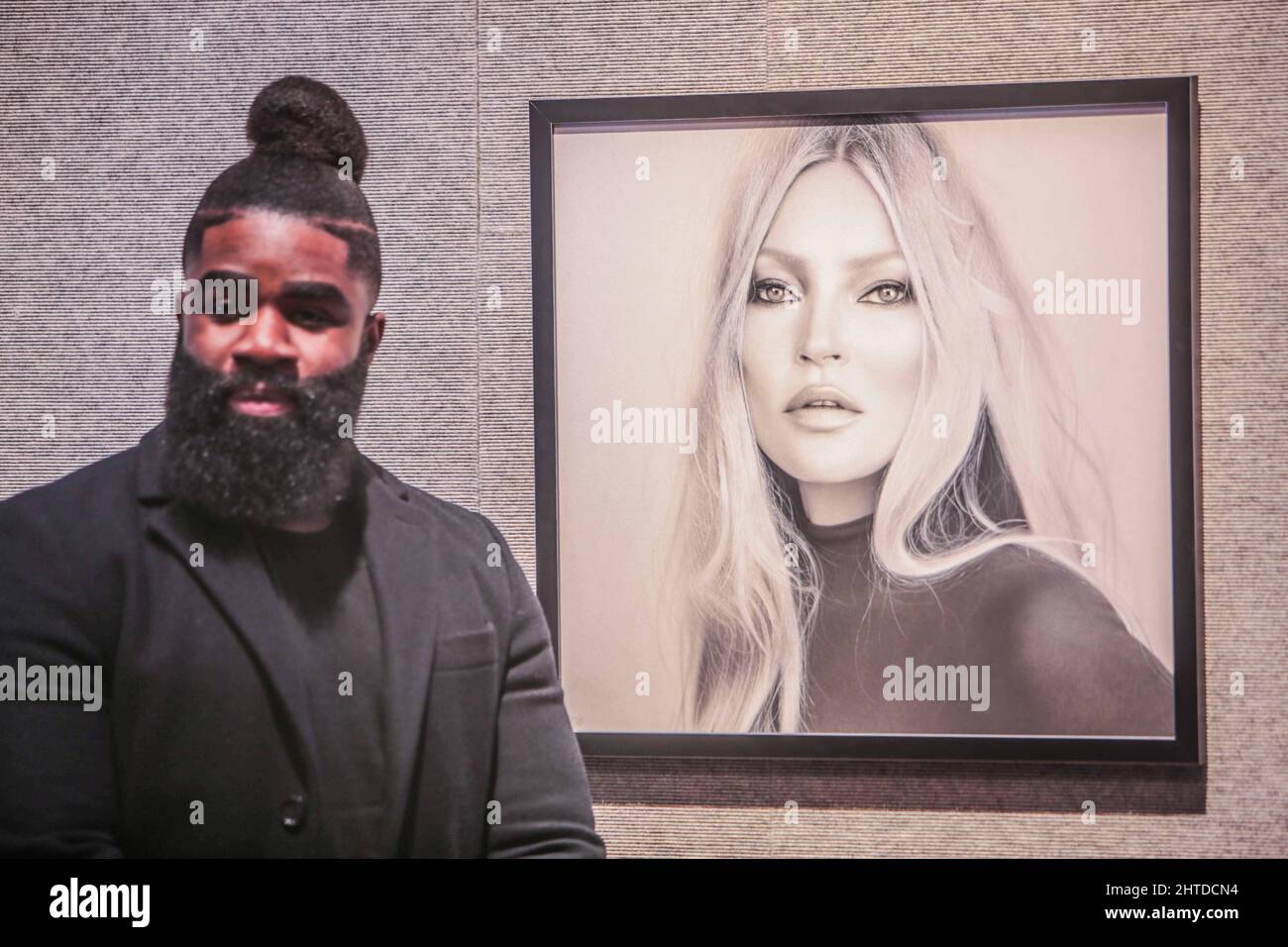 Londres UK 28 février 2022 l'artiste Kelvin Okafor avec , Kate Moss, 2022. Estimation: £10 000 - 15 000. L'artiste Hyper-réaliste Kelvin Okafor (né en 1985) est spécialisé dans le crayon Paul Quezada-Neiman/Alamy Live News Banque D'Images