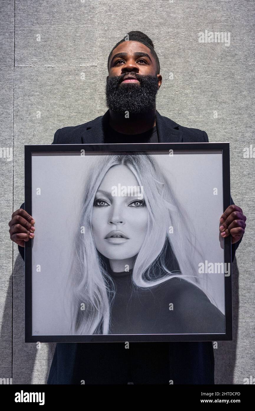 Londres, Royaume-Uni. 28 février 2022. L'artiste Kelvin Okafor avec son oeuvre 'Kate Moss', 2022, (est. £10 000 - 15 000) à un aperçu de la vente British Cool. Des œuvres d'art, des photographies et des souvenirs culturels populaires seront offerts à la vente à Bonhams New Bond Street le 2 mars. Credit: Stephen Chung / Alamy Live News Banque D'Images