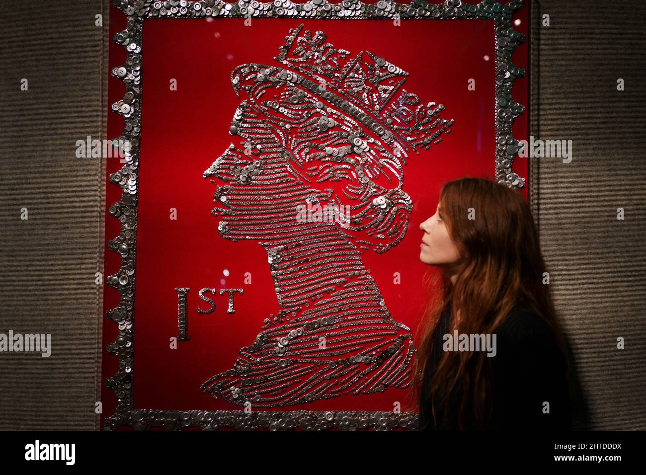 Un assistant de galerie pose avec la reine de Hogarth Street par Ann Carrington lors d'un photocall pour la future British Cool sale de Bonhams, à Bonhams, New Bond Street, Londres. Date de la photo: Lundi 28 février 2022. Banque D'Images