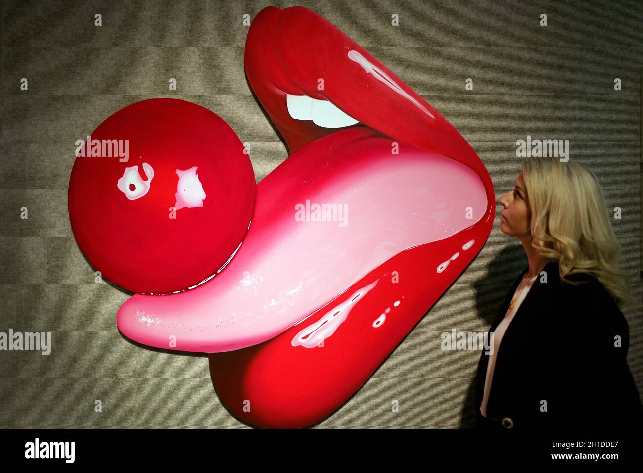 Un assistant de galerie pose avec Sugar Lick, 2021 ans, par Sara Pope, lors d'un photocall pour la future British Cool sale de Bonhams, à Bonhams, New Bond Street, Londres. Date de la photo: Lundi 28 février 2022. Banque D'Images