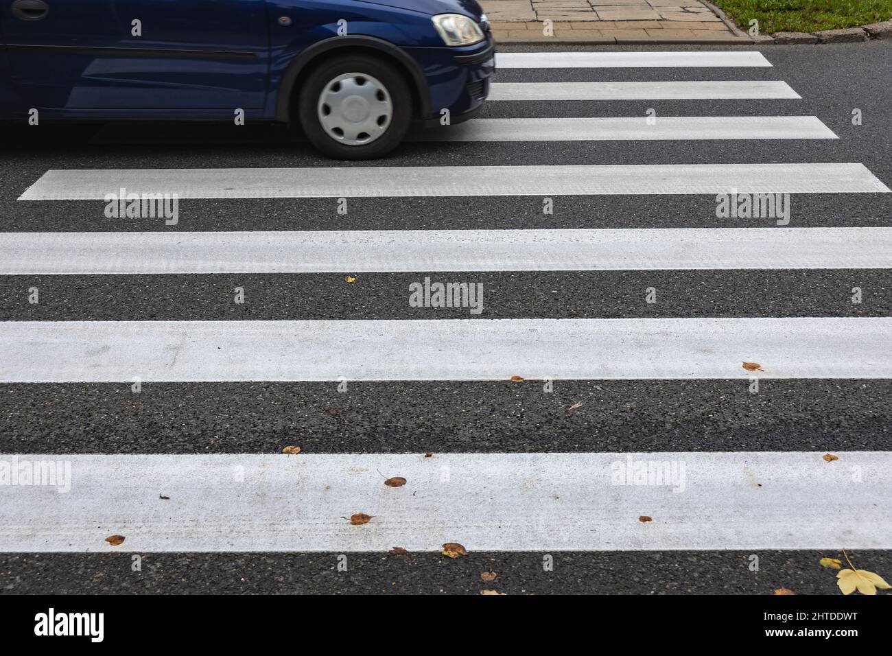 Voiture sur le passage piéton à Varsovie, capitale de la Pologne Banque D'Images