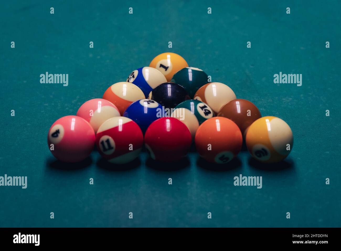 Gros plan sur une boule de billard sur une table de billard Banque D'Images