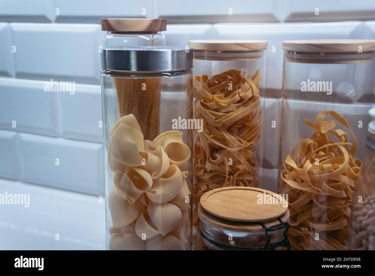 Variétés de pâtes dans des pots en verre avec pâtes à la pipe rigate au premier plan Banque D'Images