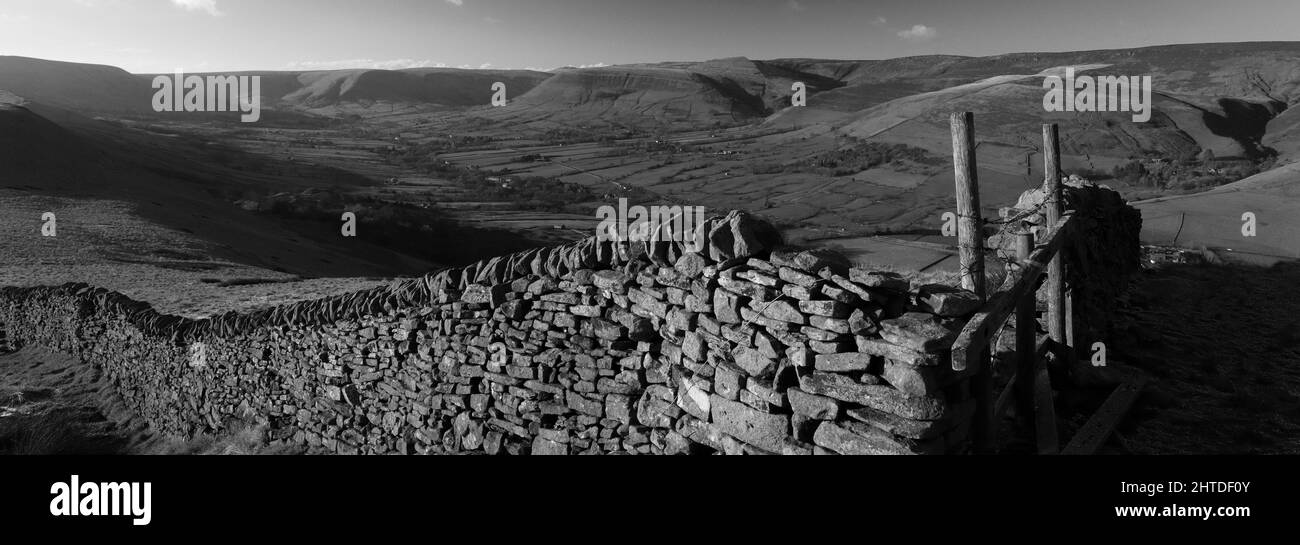 Vue sur la vallée d'Edale et le village d'Edale, Derbyshire, parc national de Peak District, Angleterre, Royaume-Uni Banque D'Images