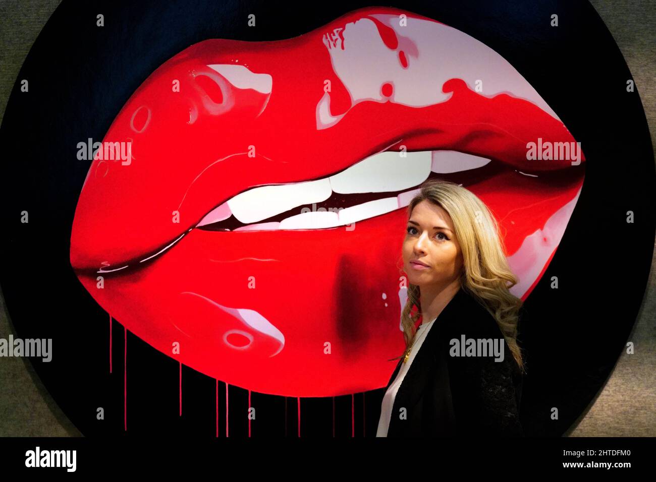 Un assistant de galerie pose avec Scarlet Starlet (Black Mirror), 2021 ans, par Sara Pope, lors d'un photocall pour la future British Cool sale de Bonhams, à Bonhams, New Bond Street, Londres. Date de la photo: Lundi 28 février 2022. Banque D'Images