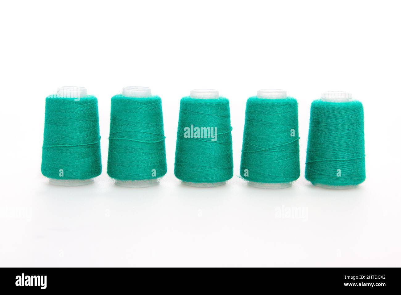 Bobine de fil verte isolée sur fond blanc. Pelote de fils de laine. Fils pour tricoter. Matériaux pour machine à coudre. Antenne Banque D'Images
