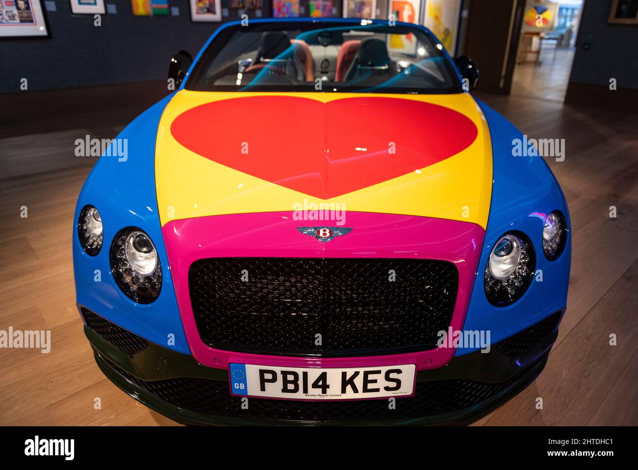 Londres, Royaume-Uni. 28 février 2022. A British Pop Art Bentley, a Continental GT V8 S Cabriolet, une collaboration entre Bentley et Sir Peter Blake, 2016, (est. £300 000 - 400 000) à un aperçu de la vente British Cool. Des œuvres d'art, des photographies et des souvenirs culturels populaires seront offerts à la vente à Bonhams New Bond Street le 2 mars. Credit: Stephen Chung / Alamy Live News Banque D'Images