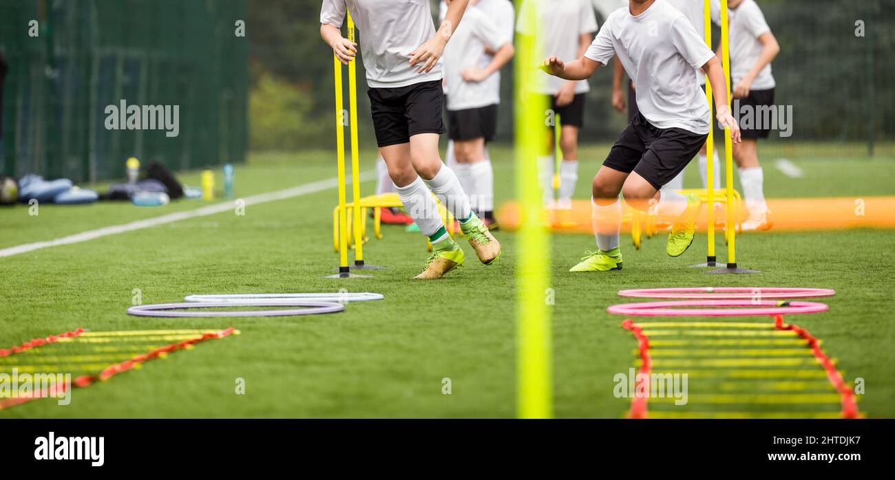 Joueurs De Football De Jeunes Garçons Faire Du Jogging Et Sauter