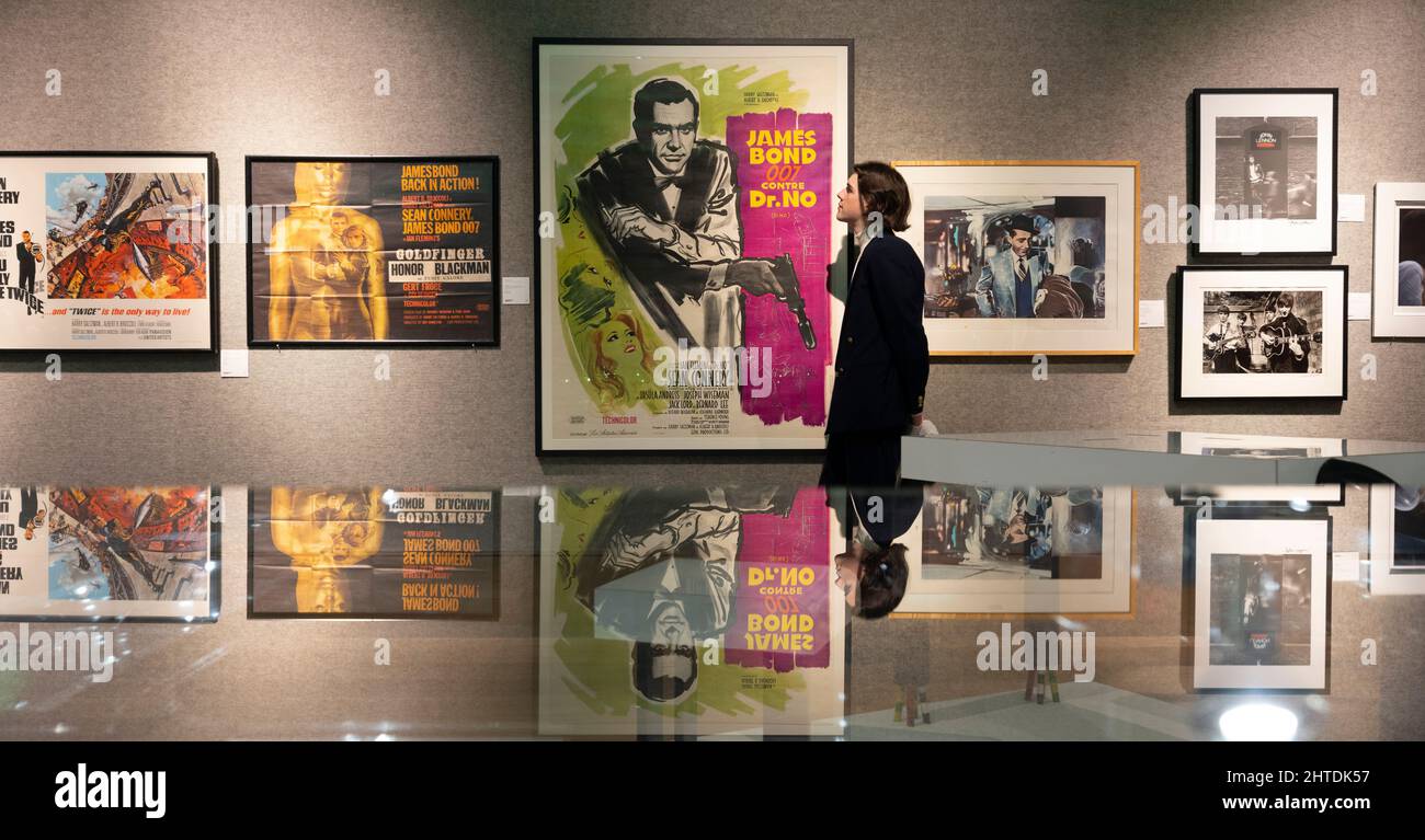 Bonhams, Londres, Royaume-Uni. 28 février 2022. Britannique. Froid. Une gamme d'objets d'art, de photographies, de souvenirs culturels populaires, de vêtements de mode, de gravures et même un Pop Art Bentley unique en son genre sont proposés à la vente le 2 mars à Bonhams, Londres. Image: James Bond, Une affiche 'de veron', Eon Productions, 1962, estimation de £1 500-2 000. Crédit : Malcolm Park/Alay Live News Banque D'Images