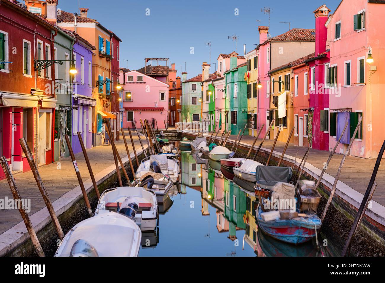 Burano, Venise, Italie bâtiments colorés le long des canaux au crépuscule. Banque D'Images