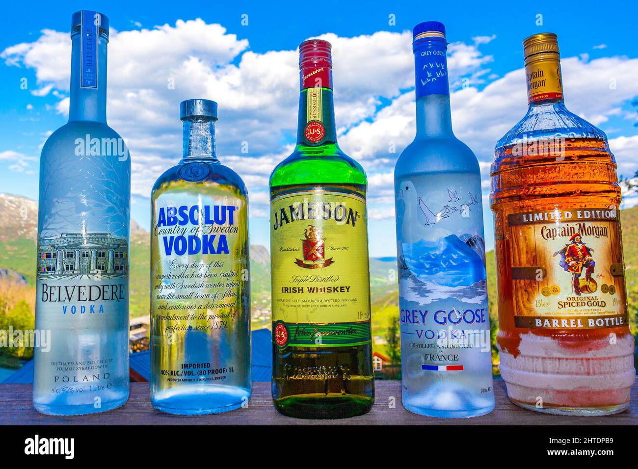 Hemsedal Norvège 06. Juin 2016 boire des bouteilles d'alcool nobles et  chères comme la vodka Belvedere Absolut Jameson Irish Whiskey Grey Goose et  le capitaine Morga Photo Stock - Alamy