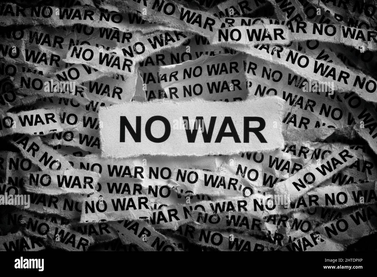 Bandes de journaux avec les mots No War. Noir et blanc. Gros plan. Banque D'Images