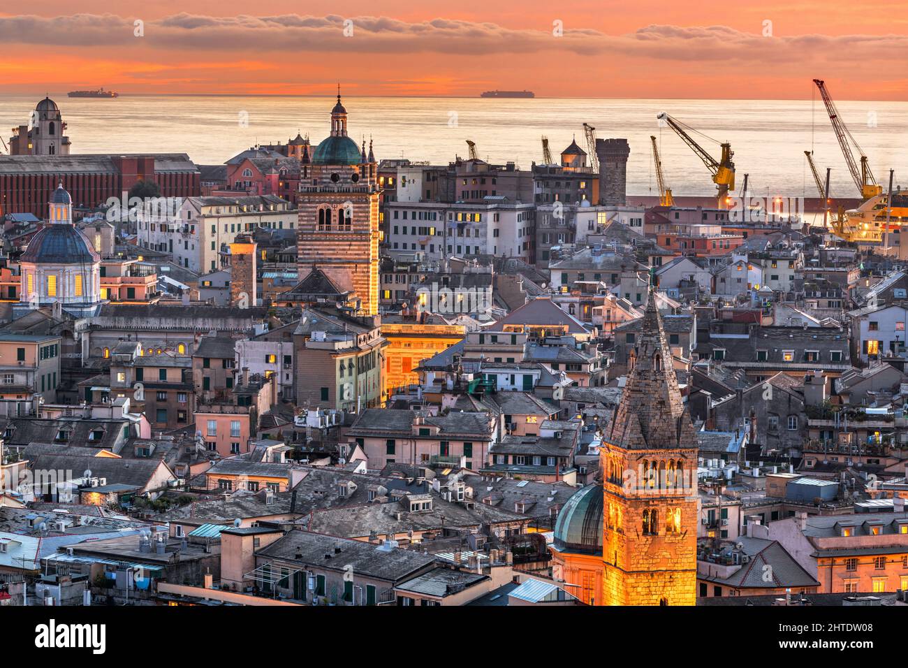 Genova, Italie, gratte-ciel du centre-ville avec tours historiques au crépuscule. Banque D'Images