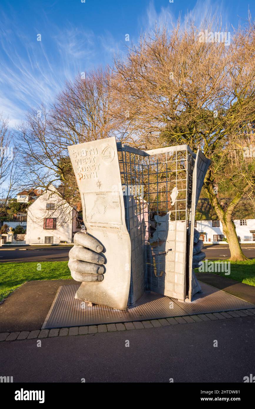 La sculpture d'Owen Cunningham marquant le début du South West Coast Path dans la ville côtière de Minehead, Somerset, Angleterre. Banque D'Images