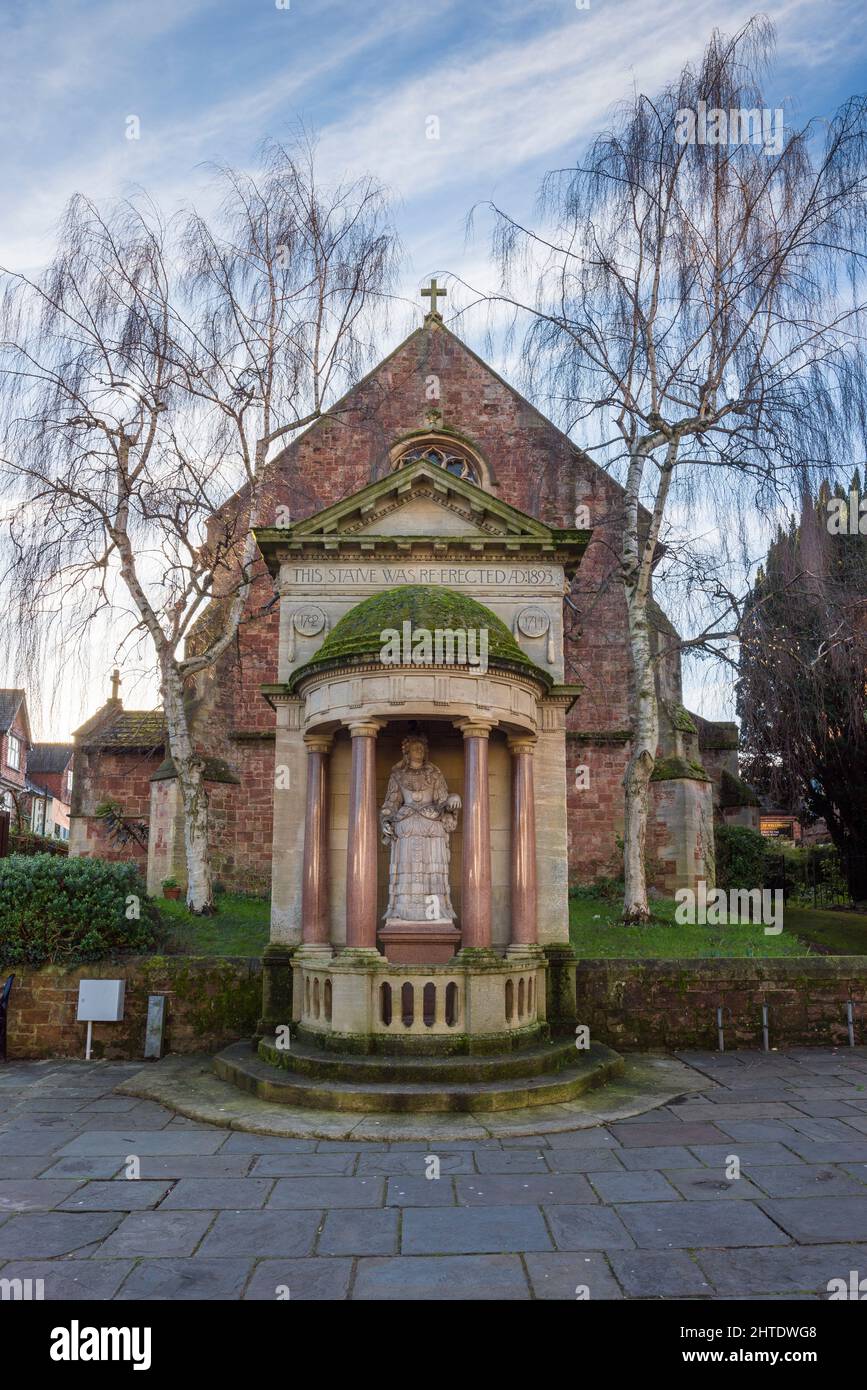 La statue de la reine Anne sur la place Wellington avec l'église St Andrews derrière dans la ville côtière de Minehead, Somerset, Angleterre. Banque D'Images