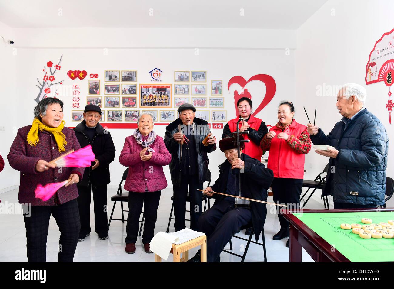 JINAN, 28 février 2022 (Xinhua) -- les gens s'amusent dans un centre de soins pour les personnes âgées du village de Huangjiayu, district de Lanshan, Rizhao, province de Shandong, en Chine orientale, 27 février 2022. Le district de Lanshan de la ville de Rizhao a mis en place des centres de soins depuis 2021, fournissant assistance et soins aux personnes âgées de plus de 60 ans. (Xinhua/Guo Xulei) Banque D'Images