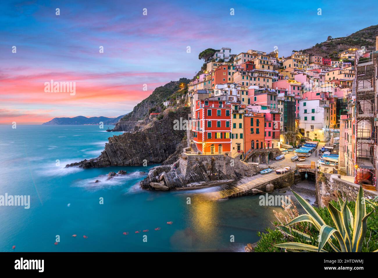 Riomaggiore, Italie au crépuscule. Riomaggiore est l'une des cinq villes de Cinque Terre. Banque D'Images