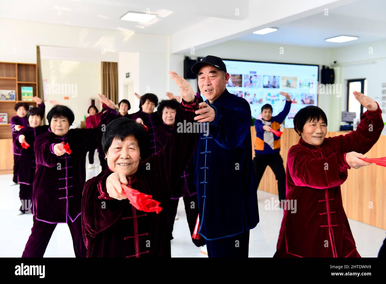 JINAN, le 28 février 2022 (Xinhua) -- les personnes âgées pratiquent Taiji dans un centre de soins communautaires pour les personnes âgées du district de Lanshan, Rizhao, province de Shandong en Chine orientale, le 27 février 2022. Le district de Lanshan de la ville de Rizhao a mis en place des centres de soins depuis 2021, fournissant assistance et soins aux personnes âgées de plus de 60 ans. (Xinhua/Guo Xulei) Banque D'Images