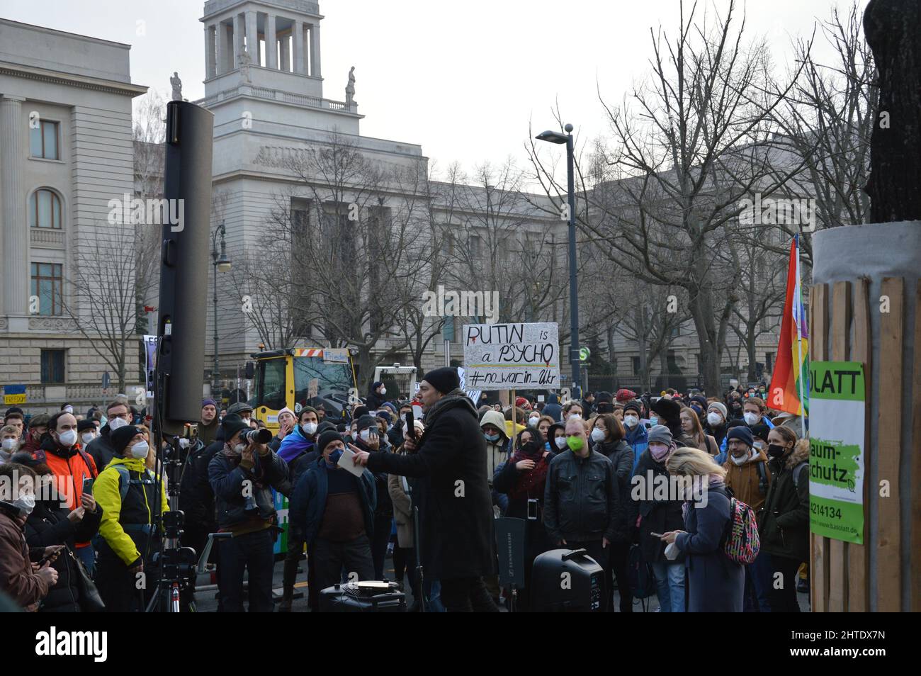 Plus de 100,000 personnes ont participé à Berlin, en Allemagne, à une manifestation contre l'invasion de l'Ukraine par Poutine et la Russie - le 27 février 2022. Banque D'Images