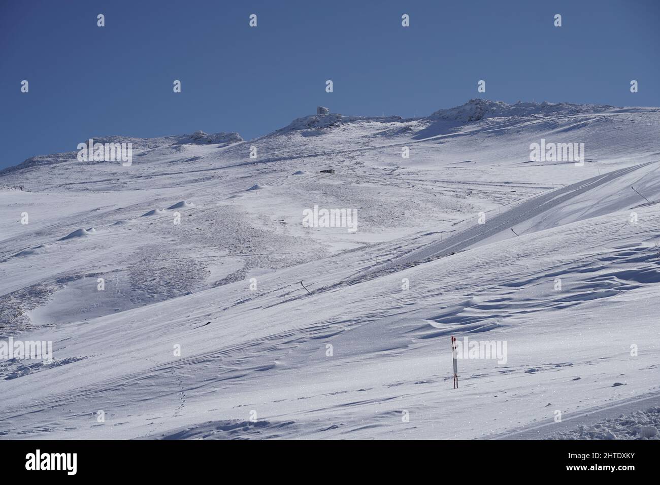 Piste de surf des neiges et Blue Sky sur la piste de Snowy Mountain Slope Banque D'Images