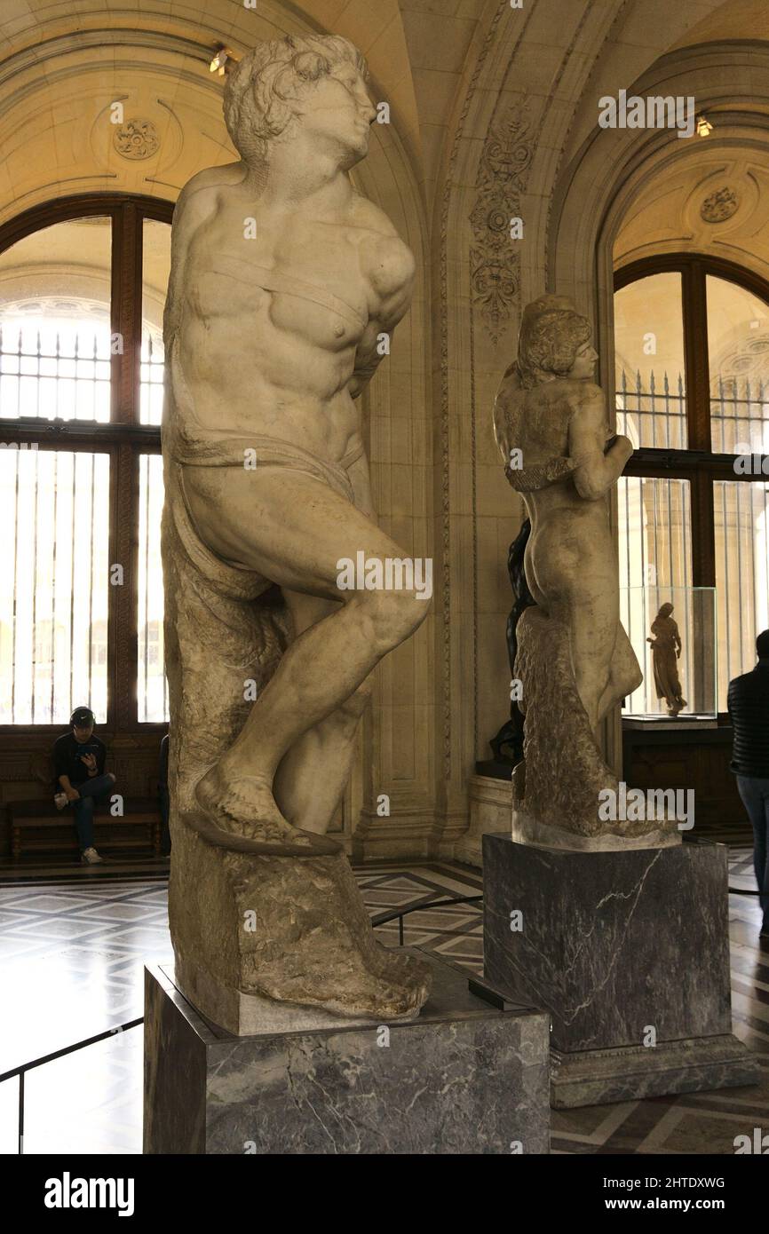 Michel-Ange esclaves statues au musée du Louvre, Paris, France Photo Stock  - Alamy