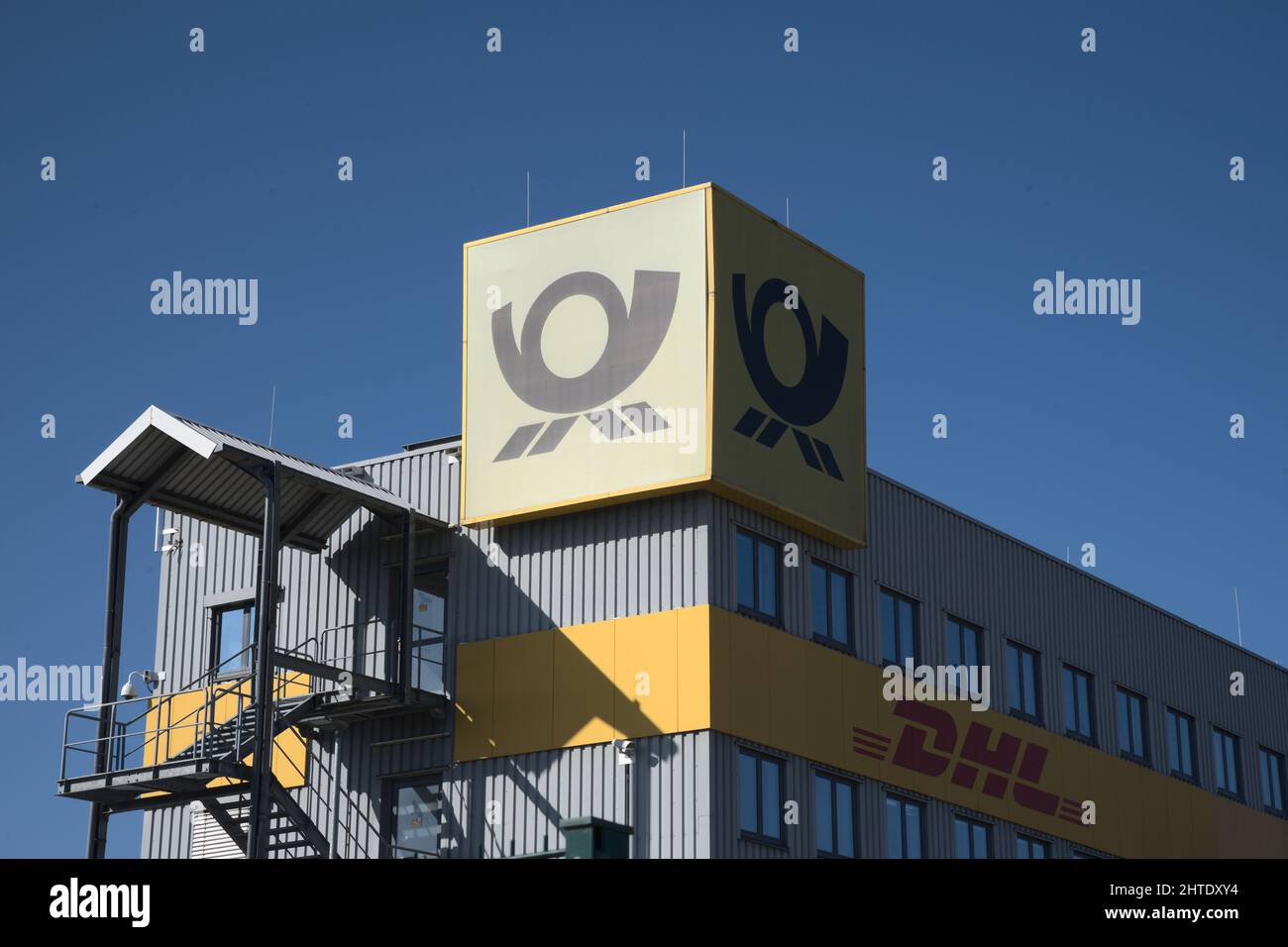 Saulheim, Allemagne, 27 février 2022. Bureau DHL à ciel bleu au centre de distribution DHL Package de Saulheim. Banque D'Images
