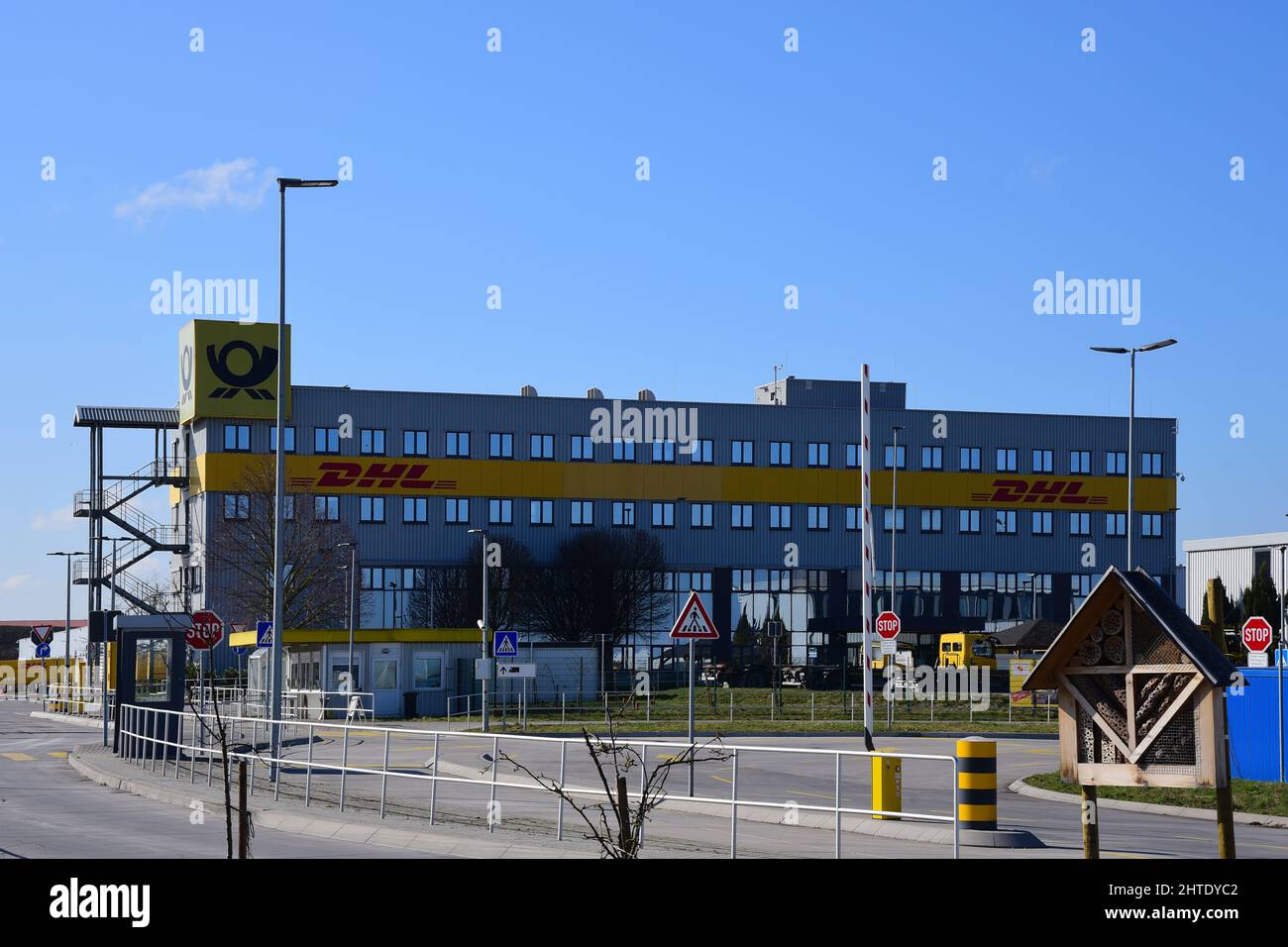 Saulheim, Allemagne, 27 février 2022. Bureau DHL à ciel bleu au centre de distribution DHL Package de Saulheim. Banque D'Images