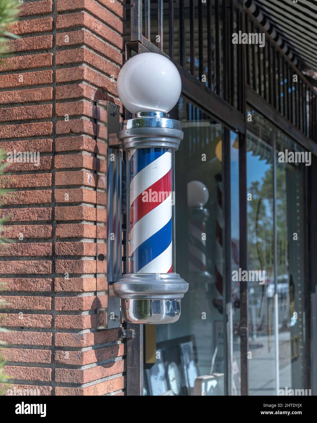 Los Angeles, CA, USA - 25 février 2022 : gros plan d'un poteau de barbier traditionnel devant un salon de coiffure à Los Angeles, CA. Banque D'Images