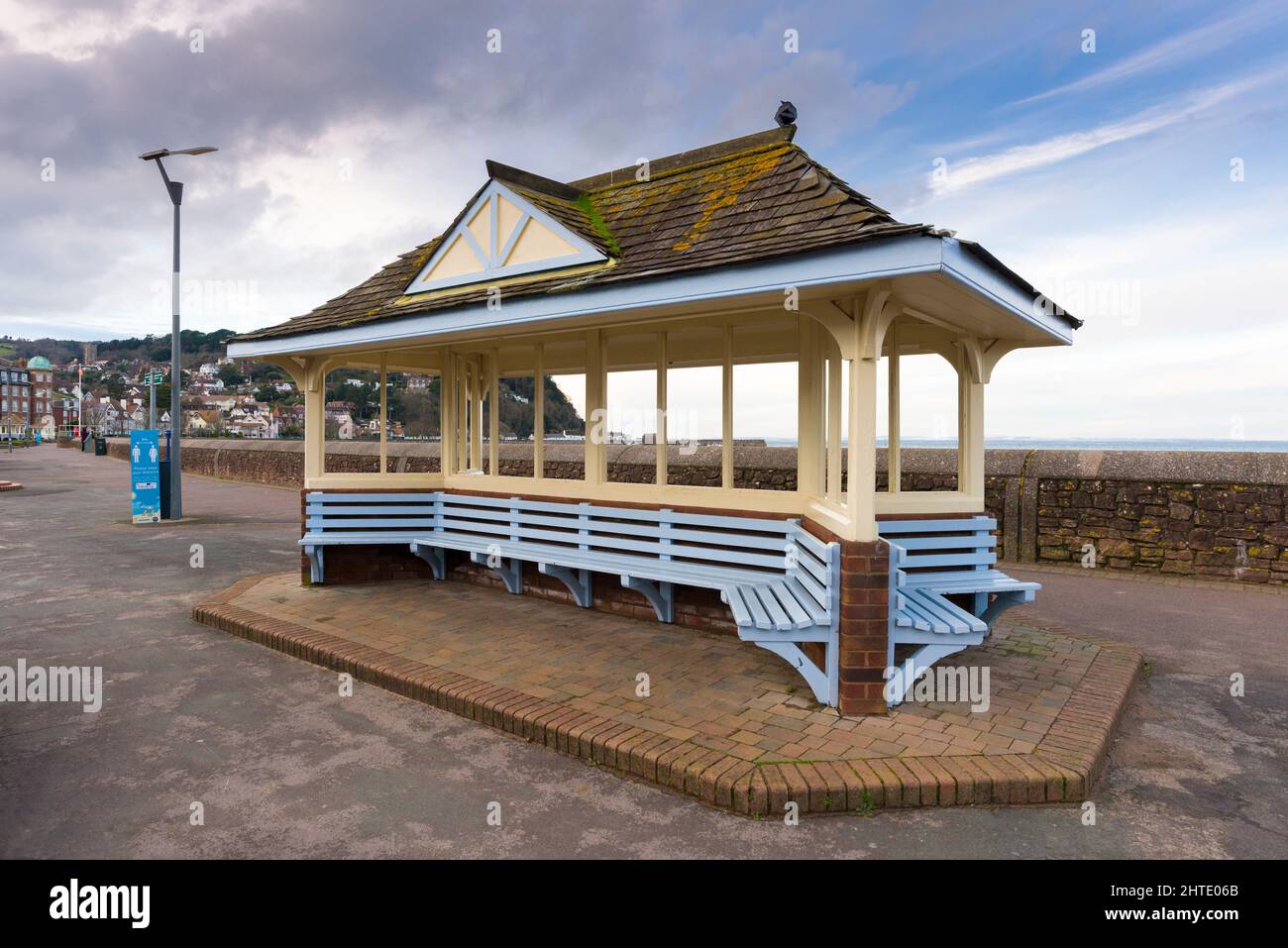 Un refuge en bord de mer sur le front de mer de la ville côtière de Minehead, Somerset, Angleterre. Banque D'Images