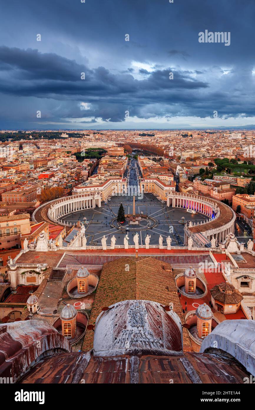 Cité du Vatican, cité-État entourée de Rome, Italie, d'en haut au crépuscule. Banque D'Images