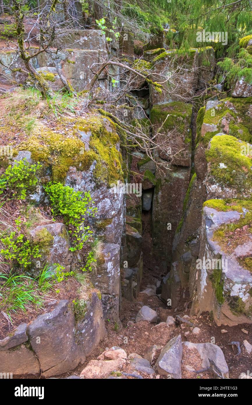Sentier à travers un ravin de roche dans un pays sauvage Banque D'Images