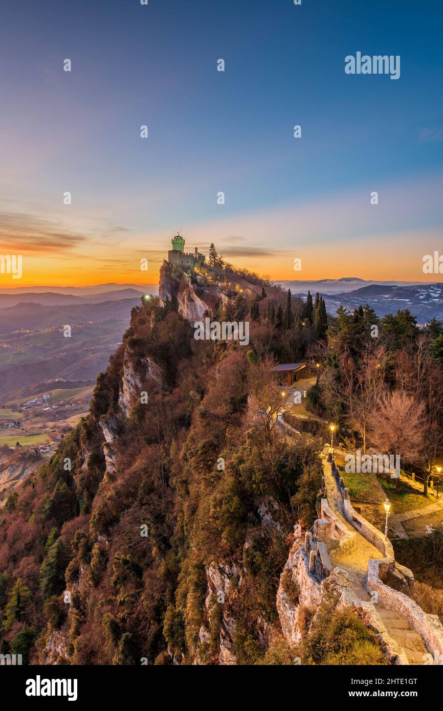 La République de Saint-Marin avec la deuxième tour à l'aube. Banque D'Images