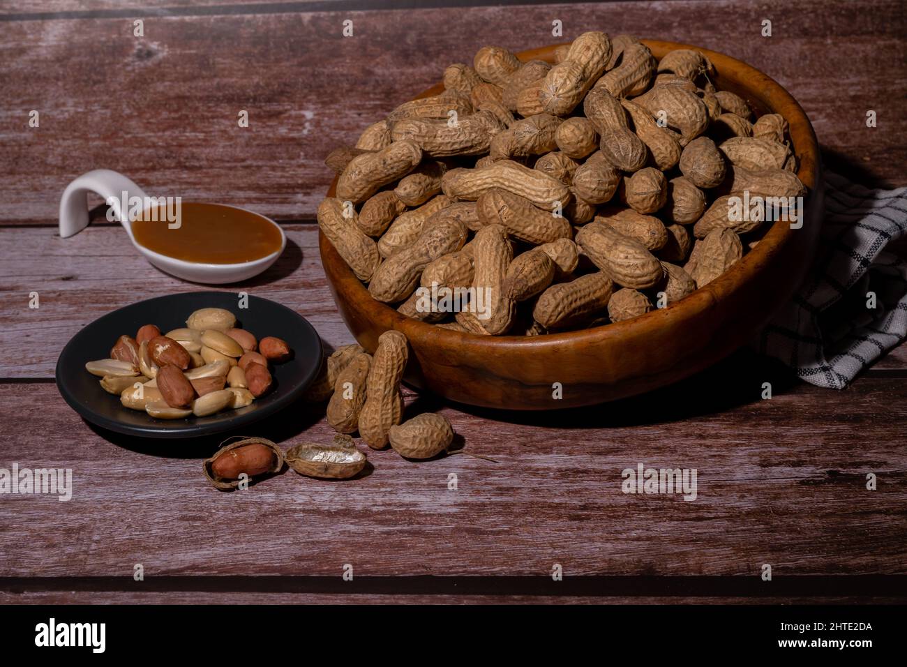 arachides dans un bol en bois Banque D'Images
