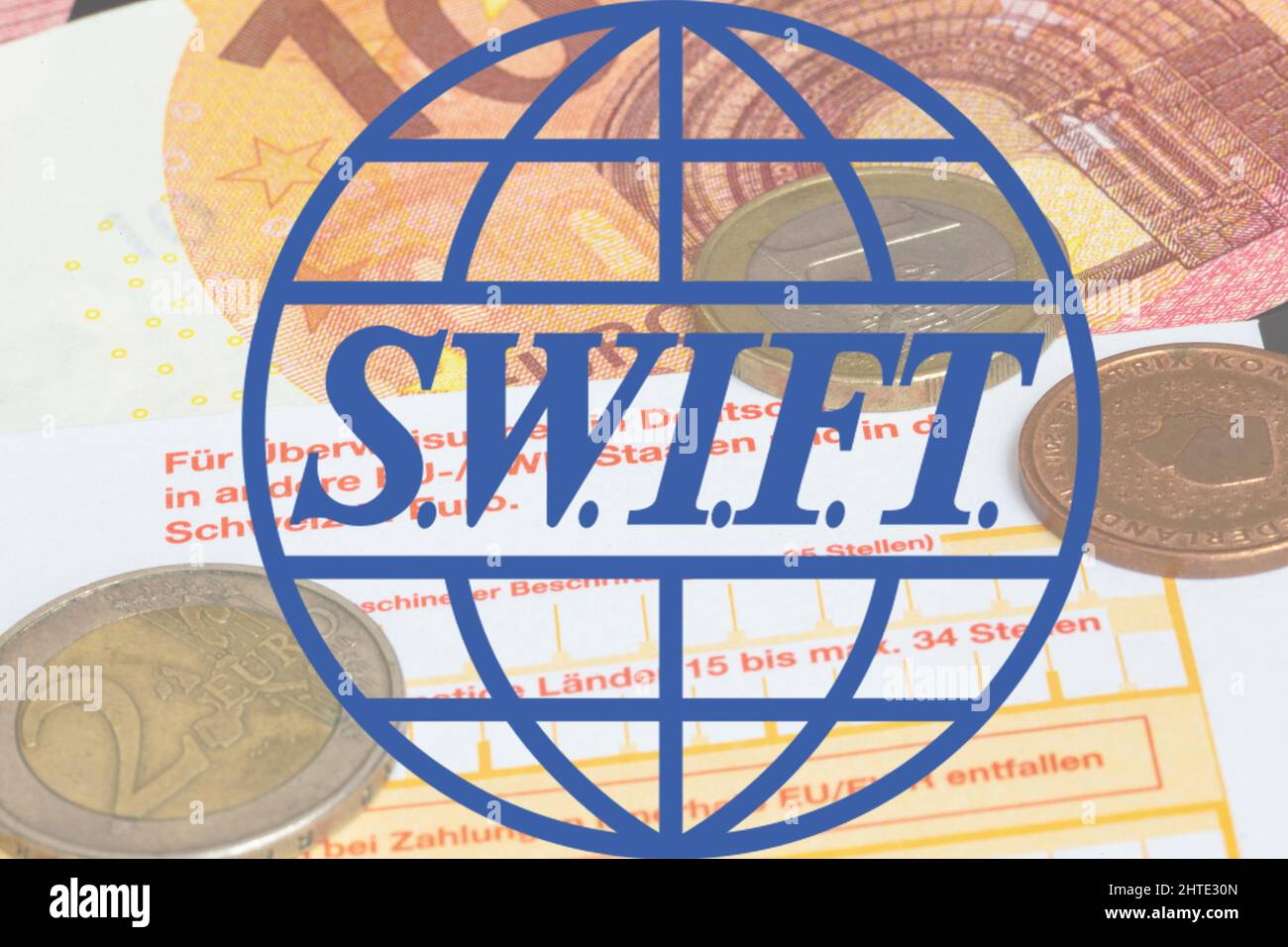 Image de symbole SWIFT : logo avec bordereau de virement bancaire en arrière-plan Banque D'Images