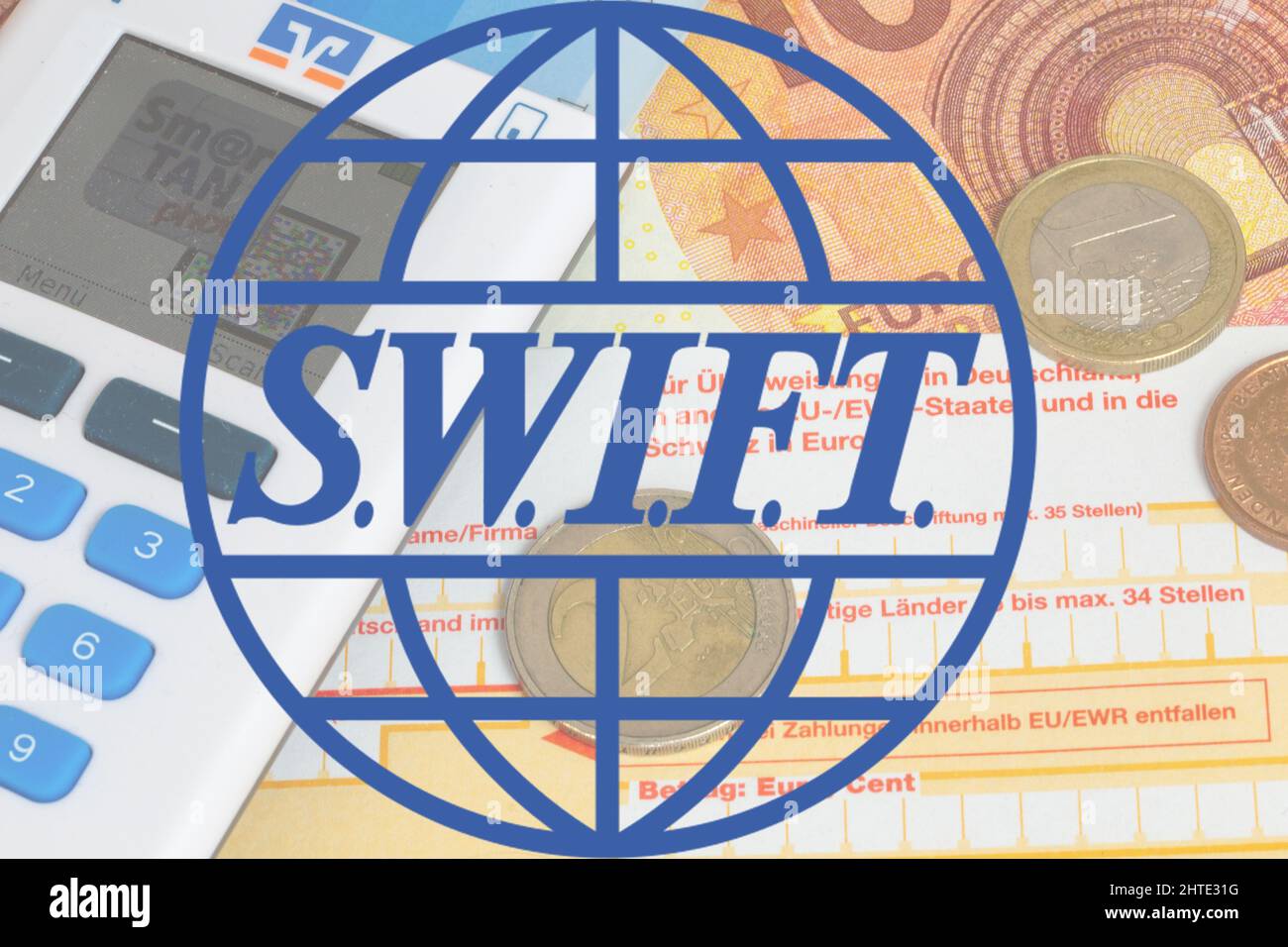 Image de symbole SWIFT : logo avec bordereau de virement bancaire en arrière-plan Banque D'Images