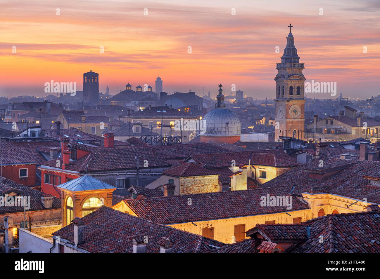 Venise, Italie, toits et sites historiques au crépuscule. Banque D'Images