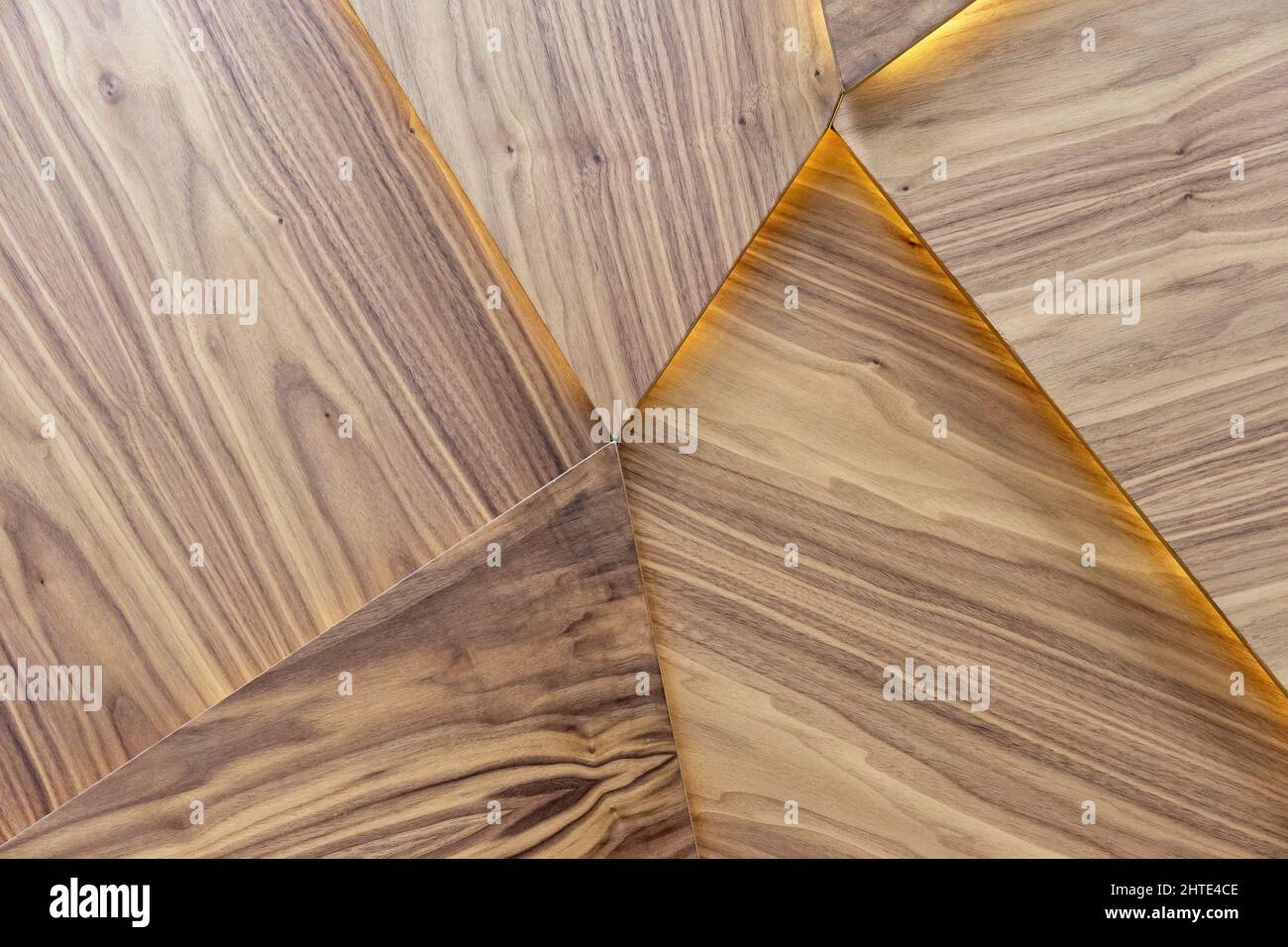 Panneaux muraux en bois avec rétroéclairage. Arrière-plan et texture du bois. Banque D'Images