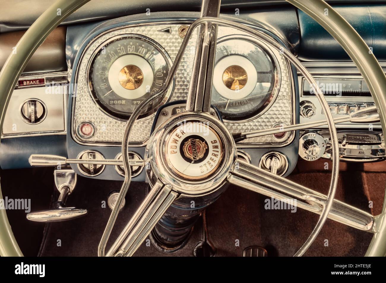 Drempt, pays-Bas - 7 juillet 2021 : tableau de bord d'une voiture classique Chrysler d'époque dans le village néerlandais de Drempt, aux pays-Bas Banque D'Images
