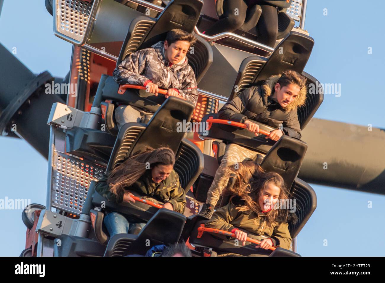 Groupe de personnes appréciant l'attraction de l'abîme dans un parc d'attractions à Madrid, Espagne Banque D'Images