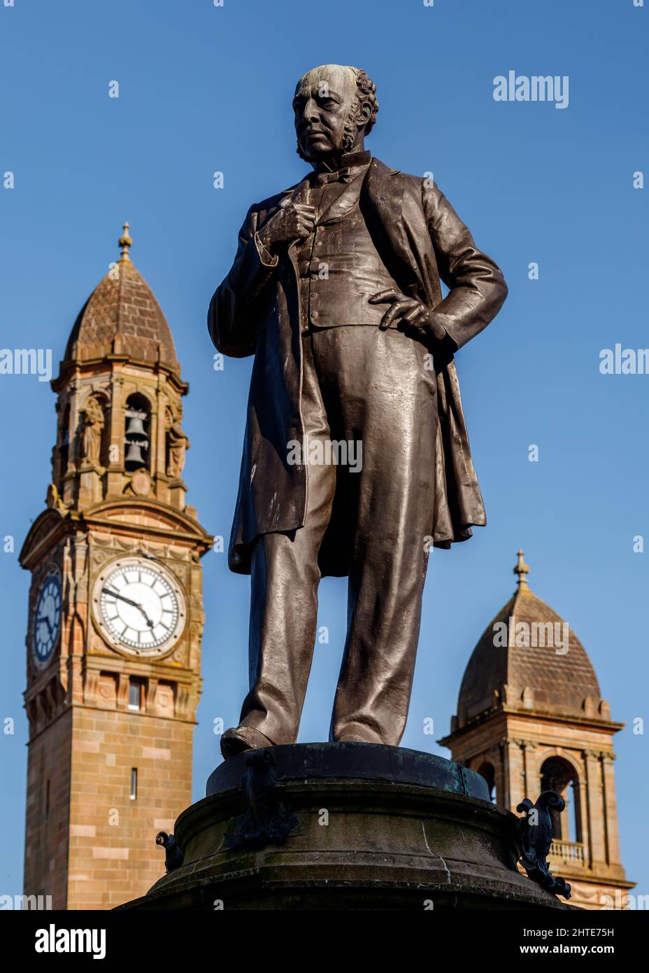 Photo verticale de la statue victorienne des Coats dans le centre-ville de Paisley, en Écosse Banque D'Images