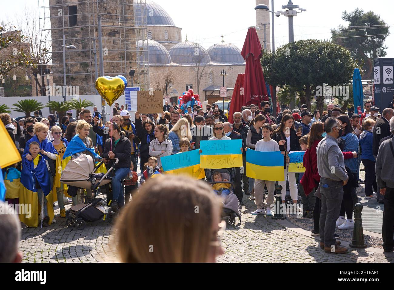 ANTALYA, TURQUIE - février 24th 2022 : manifestation de guerre en Ukraine. Protestation contre l'invasion russe de l'Ukraine. Quelques chants et bannières anti-guerre d'Ukraine. Banque D'Images