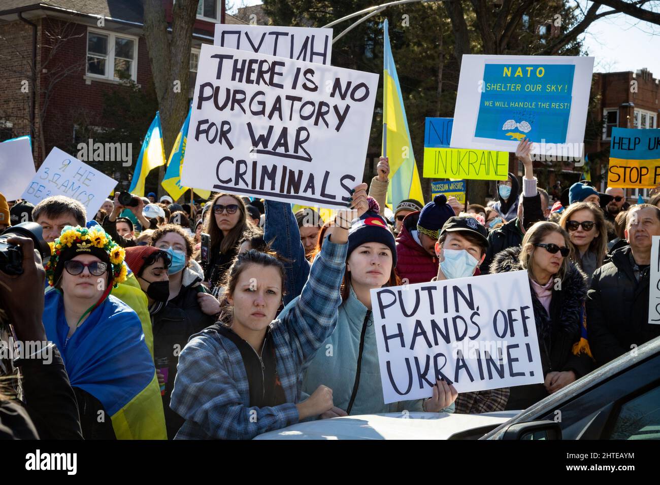 Manifestation Pro-Ukraine dans le quartier du village ukrainien de Chicago sur les marches de l'église Saints Volodymyr & Olha, le dimanche 27 février 2022. Le gouverneur de l'Illinois, Pritzker, le maire de Chicago, Lightfoot, le congressiste américain Danny Davis et d'autres ont pris la parole. La foule massive a rempli la rue en face de l'église et s'est répandue loin dans les rues latérales. Banque D'Images