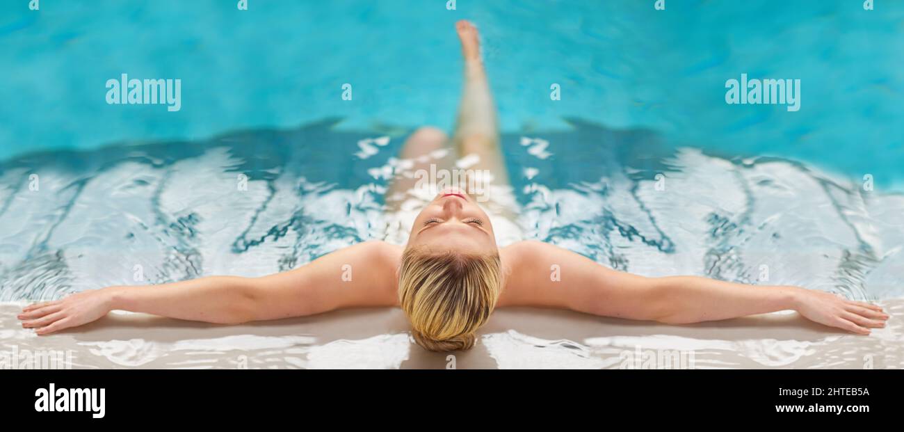 Détendez-vous, détendez-vous et entrez dans un état d'esprit merveilleux. Vue arrière d'une jeune femme qui se détend dans la piscine d'un spa. Banque D'Images