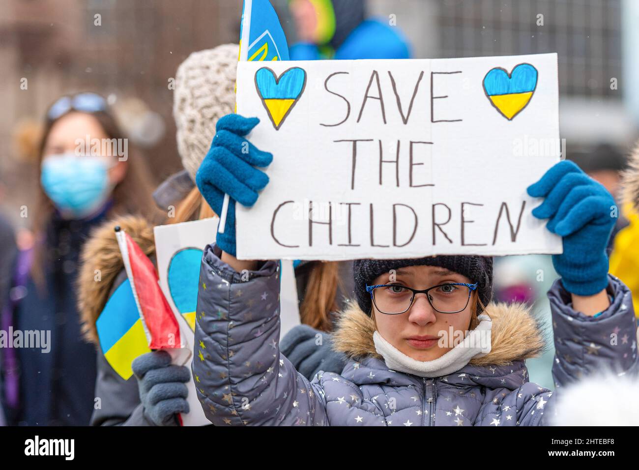 Toronto, Canada - le 27 février 2022 : une femme qui porte un panneau indiquant « Save the Children » lorsqu'elle participe à la démonstration. Le rallye en su Banque D'Images