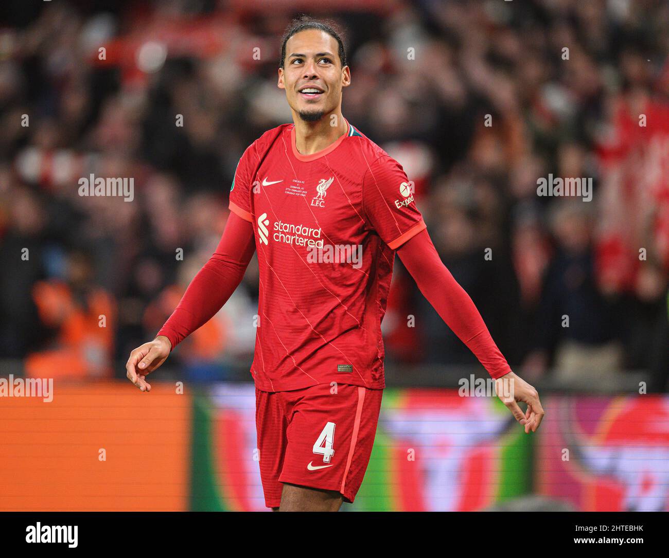 Londres, Royaume-Uni. 27th févr. 2022. 27 février 2022 - Chelsea / Liverpool - Carabao Cup - final - Stade Wembley la Vierge Van Dijk de Liverpool célèbre la victoire de la finale de la Carabao Cup au stade Wembley. Crédit photo : crédit: Mark pain/Alamy Live News Banque D'Images