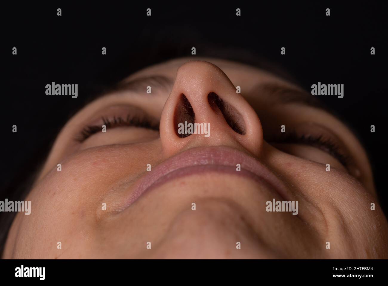 Détail du visage de la femme vu en perspective montrant le septum nasal dévié Banque D'Images