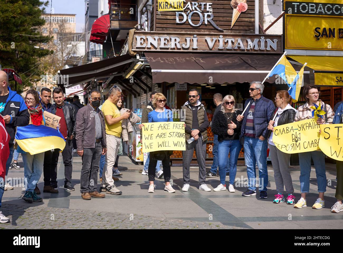 ANTALYA, TURQUIE - février 24th 2022 : manifestation de guerre en Ukraine. Protestation contre l'invasion russe de l'Ukraine. Quelques chants et bannières anti-guerre d'Ukraine. Banque D'Images