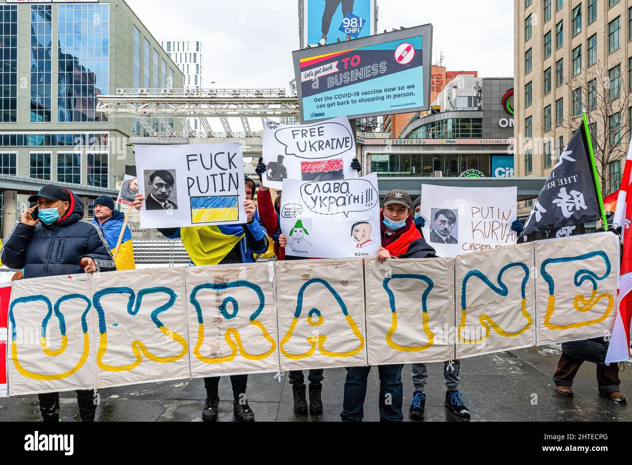 Toronto, Canada - le 27 février 2022 : la communauté de Hong Kong présente aux côtés de l'ukrainien des signes divers. Le rallye en faveur de U Banque D'Images